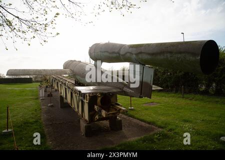 Replik deutscher Fieseler Fi-103 V1 Flying Bomb and Ramp. Argus 109-014 Pulsstrahlmotor. Imperial war Museum, Duxford, Großbritannien Stockfoto