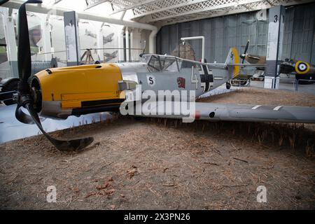 Messerschmitt Bf 109E-3. Ein Luftwaffenflugzeug, das 1940 zwangsgelandet war, wurde in seiner abgestürzten Position wiederhergestellt. IWM, Duxford, Großbritannien Stockfoto