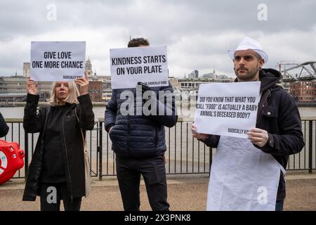 London, Großbritannien. April 2024. Vegane Demonstranten halten Plakate während der Kundgebung vegane Gruppe radikal Kind hielt eine Demonstration in der Tate Modern am Südufer der Themse ab. Mit grafischen Bildern hoffen sie, Fleischesser in Veganismus zu verwandeln. (Foto: James Willoughby/SOPA Images/SIPA USA) Credit: SIPA USA/Alamy Live News Stockfoto