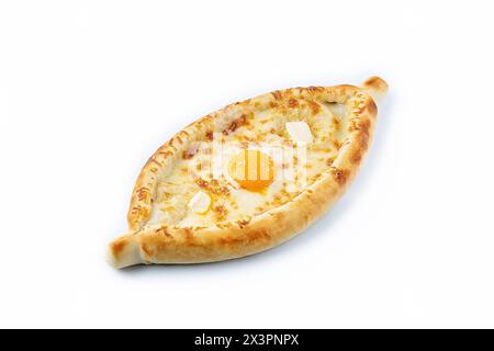 Ajara Khachapuri mit Käse, Ei und Butter, georgianische Küche isoliert auf weißem Hintergrund mit Blick von oben Stockfoto