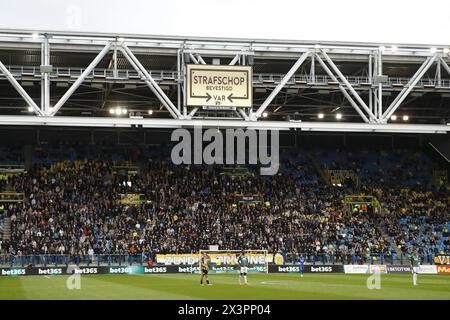 ARNHEM – Video Assistant Schiedsrichter (VAR) bestätigt während des niederländischen Eredivisie-Spiels zwischen Vitesse und Fortuna Sittard am 28. April 2024 in Arnheim. ANP BART STOUTJESDIJK Stockfoto