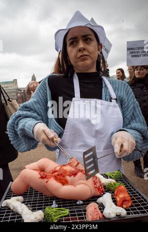 London, Großbritannien. April 2024. Ein Demonstrant gibt vor, während der Kundgebung ein menschliches Baby zu kochen. Die vegane Gruppe Radically Kind hielt eine Demonstration im Tate Modern am Südufer der Themse ab. Mit grafischen Bildern hoffen sie, Fleischesser in Veganismus zu verwandeln. (Credit Image: © James Willoughby/SOPA Images via ZUMA Press Wire) NUR REDAKTIONELLE VERWENDUNG! Nicht für kommerzielle ZWECKE! Stockfoto