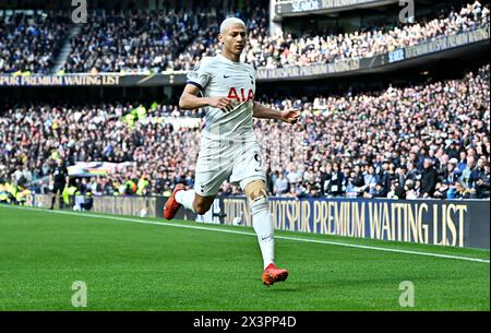 London, Großbritannien. April 2024. Richarlison (Spurs) während des Tottenham V Arsenal Premier League Spiels im Tottenham Hotspur Stadium. Dieses Bild ist NUR für REDAKTIONELLE ZWECKE bestimmt. Für jede andere Verwendung ist eine Lizenz von Football DataCo erforderlich. Quelle: MARTIN DALTON/Alamy Live News Stockfoto