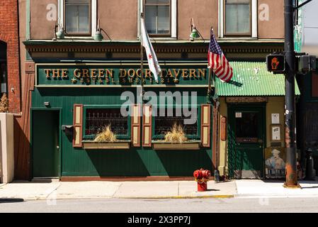 Chicago, Illinois - USA - 22. April 2024: Außenansicht der 1921 gegründeten Green Door Tavern in Chicago, Illinois, USA. Stockfoto