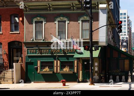 Chicago, Illinois - USA - 22. April 2024: Außenansicht der 1921 gegründeten Green Door Tavern in Chicago, Illinois, USA. Stockfoto