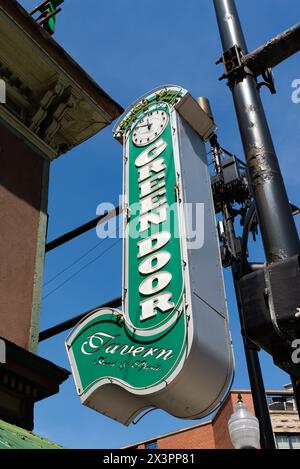Chicago, Illinois - USA - 22. April 2024: Außenansicht der 1921 gegründeten Green Door Tavern in Chicago, Illinois, USA. Stockfoto