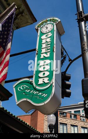 Chicago, Illinois - USA - 22. April 2024: Außenansicht der 1921 gegründeten Green Door Tavern in Chicago, Illinois, USA. Stockfoto