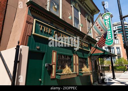 Chicago, Illinois - USA - 22. April 2024: Außenansicht der 1921 gegründeten Green Door Tavern in Chicago, Illinois, USA. Stockfoto
