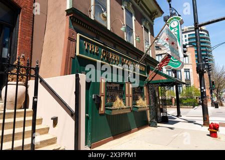 Chicago, Illinois - USA - 22. April 2024: Außenansicht der 1921 gegründeten Green Door Tavern in Chicago, Illinois, USA. Stockfoto