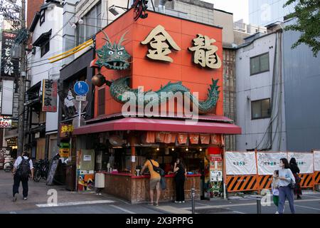 Osaka, Japan; 20. Oktober 2023: Restaurants und Touristen in Dotonbori Straßen voller Street Food Stände und Nachtleben. Stockfoto