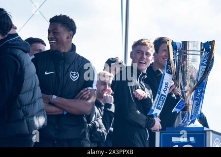 Portsmouth, Großbritannien. April 2024. Der Portsmouth Football Club feiert den Titel eines Champions der 1. Liga mit Fans auf Southsea Common, Portsmouth, Großbritannien, Sonntag, den 28. April 2024 Credit: Emma Terracciano/Alamy Live News Stockfoto