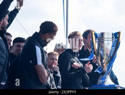 Portsmouth, Großbritannien. April 2024. Der Portsmouth Football Club feiert den Titel eines Champions der 1. Liga mit Fans auf Southsea Common, Portsmouth, Großbritannien, Sonntag, den 28. April 2024 Credit: Emma Terracciano/Alamy Live News Stockfoto