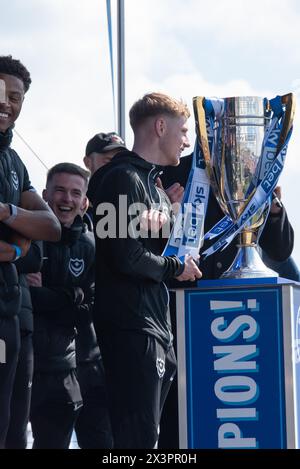 Portsmouth, Großbritannien. April 2024. Der Portsmouth Football Club feiert den Titel eines Champions der 1. Liga mit Fans auf Southsea Common, Portsmouth, Großbritannien, Sonntag, den 28. April 2024 Credit: Emma Terracciano/Alamy Live News Stockfoto