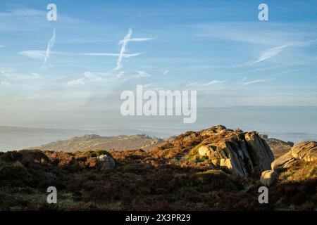 Sonnenaufgang bei den Kakerlaken im Staffordshire Peak District National Park, England, Großbritannien. Stockfoto