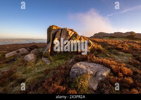 Golden Hour Sonnenaufgang bei den Kakerlaken im Staffordshire Peak District National Park, England, Großbritannien. Stockfoto