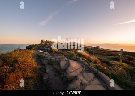 Golden Hour Sonnenaufgang bei den Kakerlaken im Staffordshire Peak District National Park, England, Großbritannien. Stockfoto