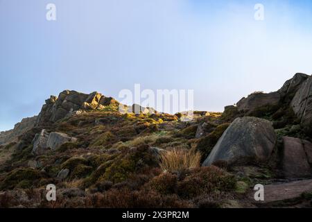 Sonnenaufgang bei den Kakerlaken im Staffordshire Peak District National Park, England, Großbritannien. Stockfoto