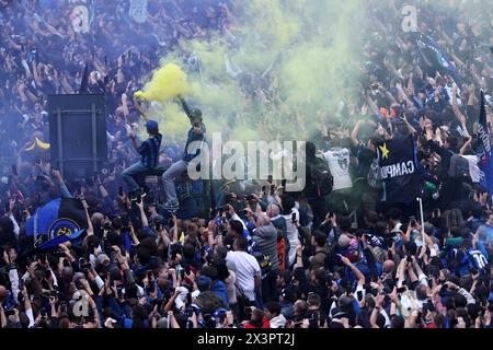 Mailand, Italien. April 2024. Anhänger des FC Internazionale während der Parade zum Sieg der italienischen Meisterschaft der Serie A am 28. April 2024 in Mailand Italien. Quelle: Marco Canoniero/Alamy Live News Stockfoto