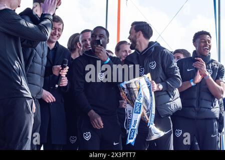 Portsmouth, Großbritannien. April 2024. Der Portsmouth Football Club feiert den Titel eines Champions der 1. Liga mit Fans auf Southsea Common, Portsmouth, Großbritannien, Sonntag, den 28. April 2024 Credit: Emma Terracciano/Alamy Live News Stockfoto