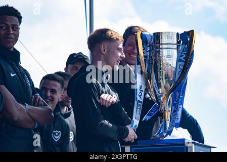 Portsmouth, Großbritannien. April 2024. Der Portsmouth Football Club feiert den Titel eines Champions der 1. Liga mit Fans auf Southsea Common, Portsmouth, Großbritannien, Sonntag, den 28. April 2024 Credit: Emma Terracciano/Alamy Live News Stockfoto