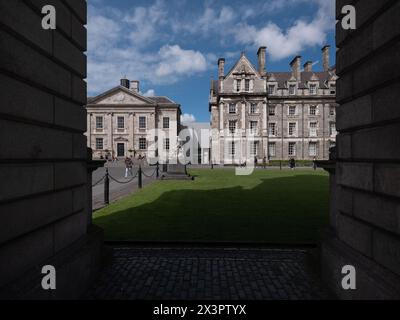 Gebäude rund um den Hauptplatz des Trinity College in Dublin, Irland. Stockfoto