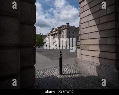 Gebäude rund um den Hauptplatz des Trinity College in Dublin, Irland. Stockfoto