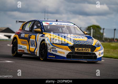 Derby, Großbritannien. April 2024. Ash Sutton 1 Napa Racing während der British Touring Car Championship im Donington Park, Derby, England am 28. April 2024. Foto von Chris Williams. Nur redaktionelle Verwendung, Lizenz für kommerzielle Nutzung erforderlich. Keine Verwendung bei Wetten, Spielen oder Publikationen eines einzelnen Clubs/einer Liga/eines Spielers. Quelle: UK Sports Pics Ltd/Alamy Live News Stockfoto