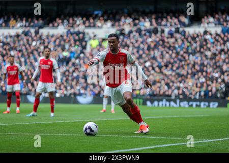 Tottenham Hotspur Stadium, London, Großbritannien. April 2024. Premier League Football, Tottenham Hotspur gegen Arsenal; Gabriel of Arsenal am Ball Credit: Action Plus Sports/Alamy Live News Stockfoto