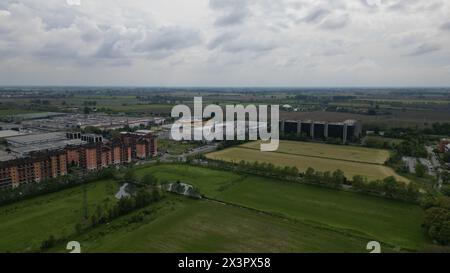 Blick von oben auf die Stadt San Giuliano Milanese. Drohnenblick auf Häuser und Straßen an einem Frühlingstag. Mailand, Lombardei, Italien. Hochwertige Fotos Stockfoto