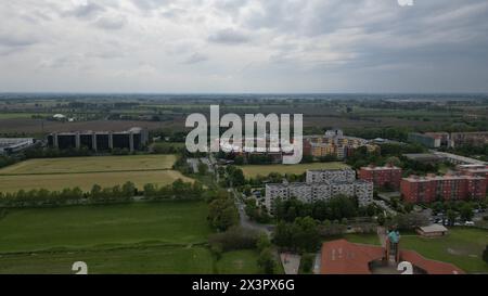 Blick von oben auf die Stadt San Giuliano Milanese. Drohnenblick auf Häuser und Straßen an einem Frühlingstag. Mailand, Lombardei, Italien. Hochwertige Fotos Stockfoto