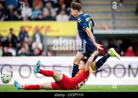 Dänemark. April 2024. Broendby's Oscar Schwartau im Kampf gegen Oliver Villadsen des FC Nordsjaelland während des 3F Superliga-Spiels zwischen dem FC Nordsjaelland und Broendby IF at Right to Dream Park in Farum am Sonntag, den 28. April 2024. (Foto: Mads Claus Rasmussen/Ritzau Scanpix) Credit: Ritzau/Alamy Live News Stockfoto