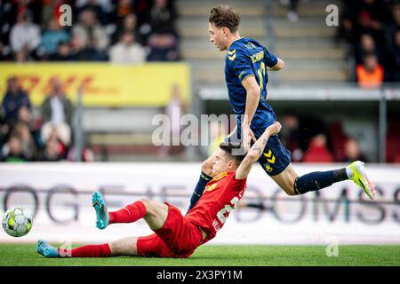 Dänemark. April 2024. Broendby's Oscar Schwartau im Kampf gegen Oliver Villadsen des FC Nordsjaelland während des 3F Superliga-Spiels zwischen dem FC Nordsjaelland und Broendby IF at Right to Dream Park in Farum Sonntag, 28. April 2024. (Foto: Mads Claus Rasmussen/Ritzau Scanpix) Credit: Ritzau/Alamy Live News Stockfoto