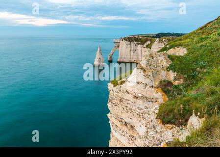Weiße Kreidefelsen und natürliche Bögen von Etretat, Normandie, Frankreich. Atlantikküste in Normandie mit berühmten Felsformationen bei Sonnenuntergang. Lang Stockfoto