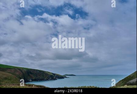 Cardigan Island von Mwnt Beach, Mwnt, Cardigan, Ceredigion, Wales Stockfoto