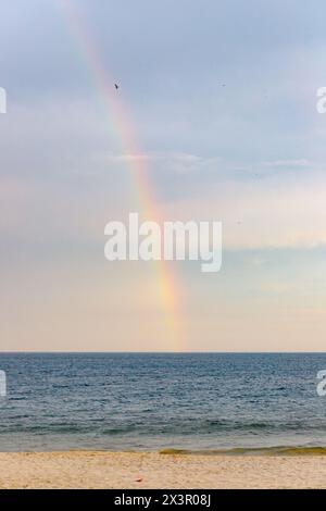 rainbow am Copacabana Strand in Rio de Janeiro, Brasilien. Stockfoto