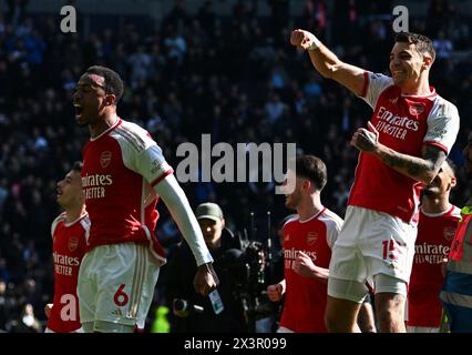 London, Großbritannien. April 2024. Gabriel von Arsenal (6) und Jakub Kiwior von Arsenal (15) feiern nach dem Sieg ihrer Teams. Premier League-Spiel, Tottenham Hotspur gegen Arsenal im Tottenham Hotspur Stadium in London am Sonntag, den 28. April 2024. Dieses Bild darf nur für redaktionelle Zwecke verwendet werden. Foto nur für redaktionelle Verwendung von Sandra Mailer/Andrew Orchard Sportfotografie/Alamy Live News Credit: Andrew Orchard Sportfotografie/Alamy Live News Stockfoto