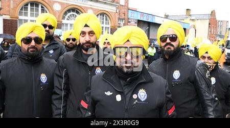 Leicester, Vereinigtes Königreich, 28. April 2024 jährliche Vaisakhi-Prozession in Leicester, die heute am 28. April 2024 stattfindet. Die Prozession schlängelt sich durch das Stadtzentrum und vorbei am Leicester Clock Tower. Mitglieder des Sikh Motors Club nahmen Teil. Kredit: DEBG Fotografie Kredit: Chris de Bretton-Gordon/Alamy Live News Stockfoto