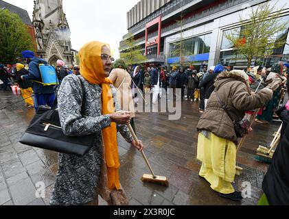 Leicester, Vereinigtes Königreich, 28. April 2024 jährliche Vaisakhi-Prozession in Leicester, die heute am 28. April 2024 stattfindet. Den Weg vor den „Geliebten fünf“ fegen. Kredit: DEBG Fotografie Kredit: Chris de Bretton-Gordon/Alamy Live News Stockfoto