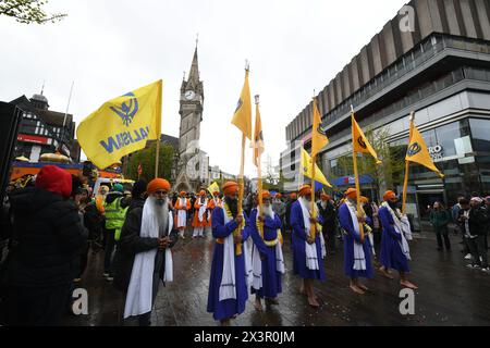 Leicester, Vereinigtes Königreich, 28. April 2024 jährliche Vaisakhi-Prozession in Leicester, die heute am 28. April 2024 stattfindet. Die Prozession führt vorbei am Uhrturm im Stadtzentrum. Kredit: DEBG Fotografie Kredit: Chris de Bretton-Gordon/Alamy Live News Stockfoto