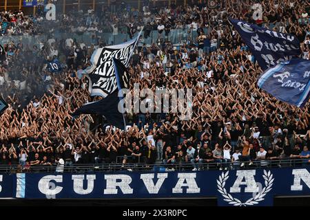 Neapel, Italien. April 2024. Anhänger des SSC Napoli während des Serie A TIM Spiels zwischen dem SSC Napoli und AS Roma im Diego Armando Maradona Stadium in Neapel, Italien am 28. April 2024. Quelle: Nicola Ianuale/Alamy Live News Stockfoto