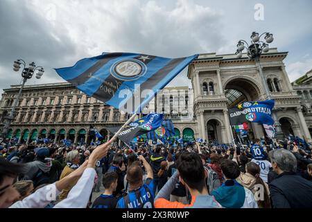 Mailand, Italien. April 2024. Festeggiamenti tifosi inter in duomoMilano, Italia - Cronaca Domenica, 28. April 2024. (Foto di Claudio Furlan/Lapresse) Inter Feiern zum 20. Sieg des scudetto Mailand, Italien - Nachrichten Sonntag, 28. April 2024. (Foto: Claudio Furlan/Lapresse) Credit: LaPresse/Alamy Live News Stockfoto