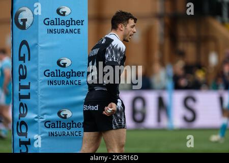 Newcastle, Gbr. April 2024. Adam Radwan von Newcastle Falcons sieht an, wie seine Mannschaft ihre Linie während des Gallagher Premiership-Spiels zwischen Newcastle Falcons und Sale Sharks im Kingston Park, Newcastle am Sonntag, den 28. April 2024, verteidigt. (Foto: Chris Lishman | MI News) Credit: MI News & Sport /Alamy Live News Stockfoto