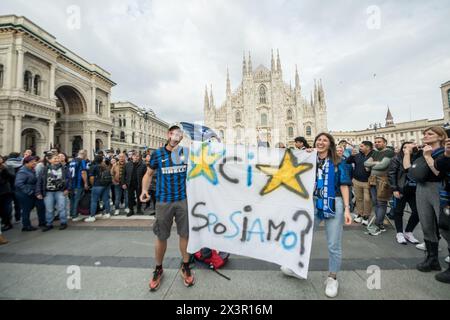Mailand, Italien. April 2024. Festeggiamenti tifosi inter in duomoMilano, Italia - Cronaca Domenica, 28. April 2024. (Foto di Claudio Furlan/Lapresse) Inter Feiern zum 20. Sieg des scudetto Mailand, Italien - Nachrichten Sonntag, 28. April 2024. (Foto: Claudio Furlan/Lapresse) Credit: LaPresse/Alamy Live News Stockfoto