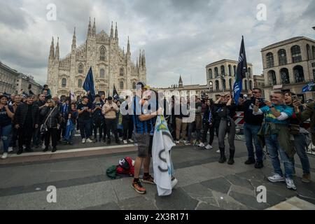 Mailand, Italien. April 2024. Festeggiamenti tifosi inter in duomoMilano, Italia - Cronaca Domenica, 28. April 2024. (Foto di Claudio Furlan/Lapresse) Inter Feiern zum 20. Sieg des scudetto Mailand, Italien - Nachrichten Sonntag, 28. April 2024. (Foto: Claudio Furlan/Lapresse) Credit: LaPresse/Alamy Live News Stockfoto