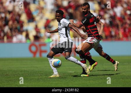 Rio de Janeiro, Brasilien. April 2024. Fabricio Bruno von Flamengo kämpft am 28. April im Maracana-Stadion in Rio de Janeiro um den Possession Ball mit Jeffinho von Botafogo, während des Spiels zwischen Flamengo und Botafogo für die brasilianische Serie A 2024. Foto: Daniel Castelo Branco/DiaEsportivo/Alamy Live News Credit: DiaEsportivo/Alamy Live News Stockfoto