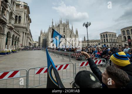 Mailand, Italien. April 2024. Festeggiamenti tifosi inter in duomoMilano, Italia - Cronaca Domenica, 28. April 2024. (Foto di Claudio Furlan/Lapresse) Inter Feiern zum 20. Sieg des scudetto Mailand, Italien - Nachrichten Sonntag, 28. April 2024. (Foto: Claudio Furlan/Lapresse) Credit: LaPresse/Alamy Live News Stockfoto