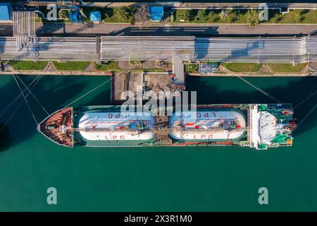 Luftaufnahme von oben nach unten Schiff LPG Tanker Schiff Verladung in Gas und Öl Terminal Station Raffinerie, Global Trading Import Export logistische Transport Meer Stockfoto