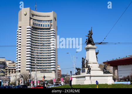 Bukarest, Rumänien - 27. März 2021: Hohes Gebäude des InterContinental Hotels in der Nähe des Universitätsplatzes (Piata Universitatii) an einem sonnigen Frühlingstag Stockfoto