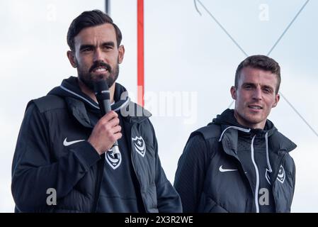 Portsmouth, Großbritannien. April 2024. Der Portsmouth Football Club feiert den Titel eines Champions der 1. Liga mit Fans auf Southsea Common, Portsmouth, Großbritannien, Sonntag, den 28. April 2024 Credit: Emma Terracciano/Alamy Live News Stockfoto