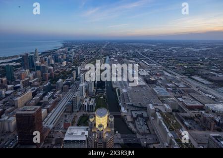 Blick auf die Landschaft der Innenstadt bei Sonnenuntergang aus der Vogelperspektive vom Willis Tower in Chicago Stockfoto